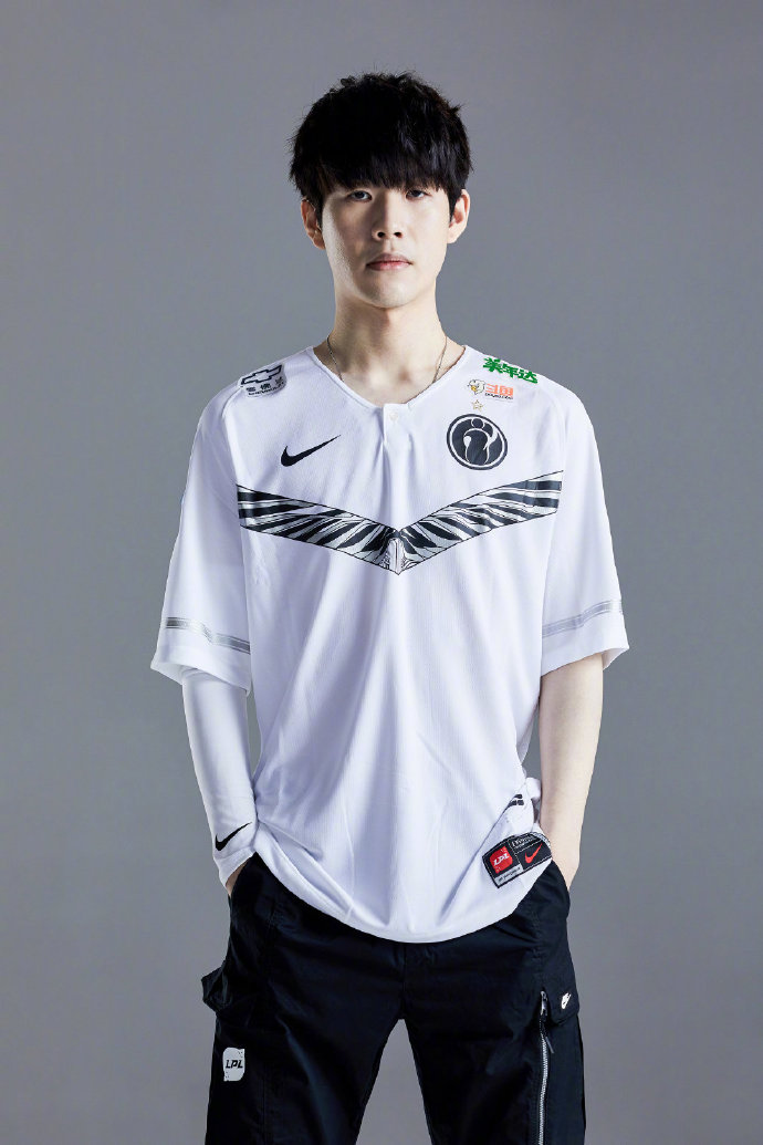 的中場支柱 的中場支柱